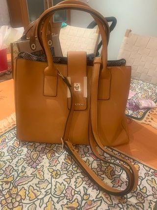 Bolso shopping marrón, de mano o con bandolera.