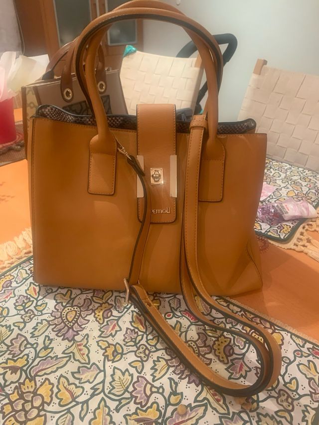 Bolso shopping marrón, de mano o con bandolera.