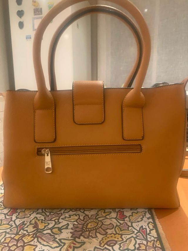 Bolso shopping marrón, de mano o con bandolera.