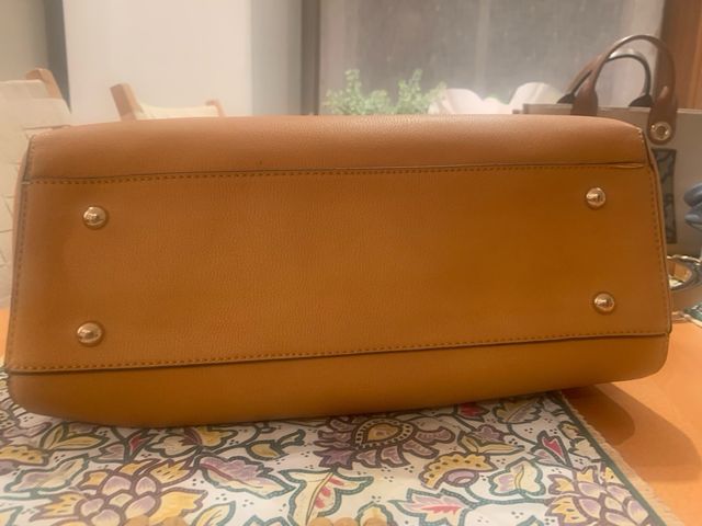 Bolso shopping marrón, de mano o con bandolera.