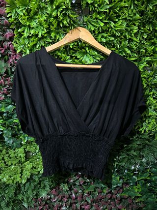 Blusa cruzada negra con goma fruncida