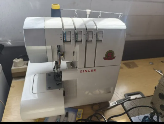 Máquina Overlock Singer