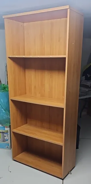 Estantería de madera color miel