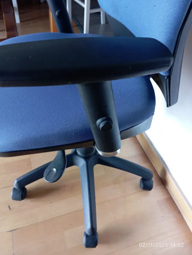 Silla en muy buen  estado azul y negra