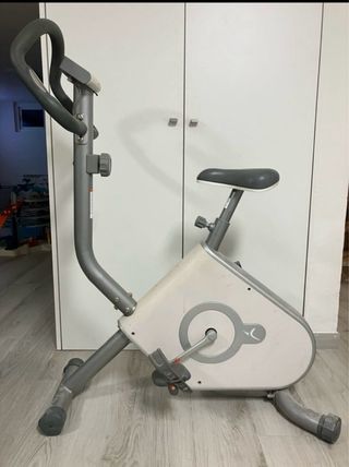 Cyclette grigia e bianca