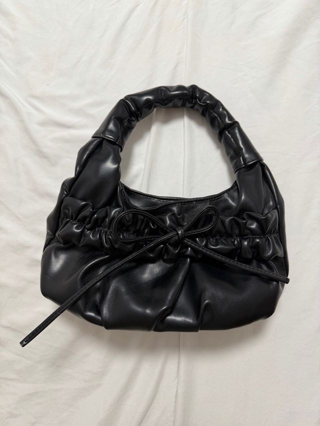 Bolso negro con lazo