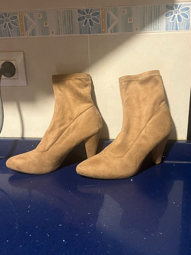 Botines ante tacón marrón