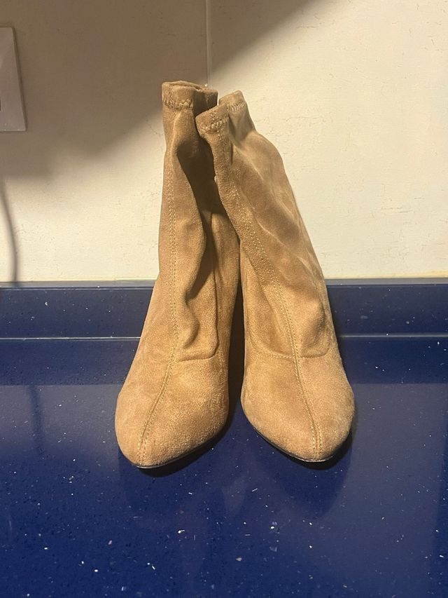 Botines ante tacón marrón