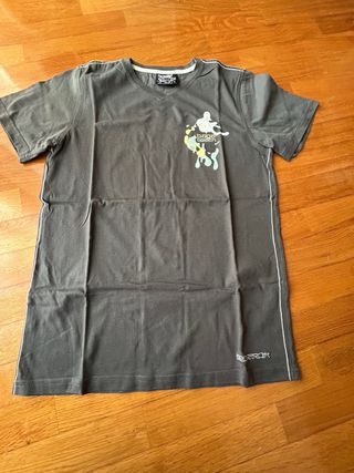 T-shirt decote discreto em V e grafismo diferente