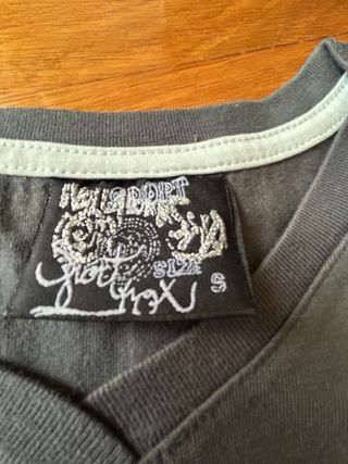 T-shirt decote discreto em V e grafismo diferente