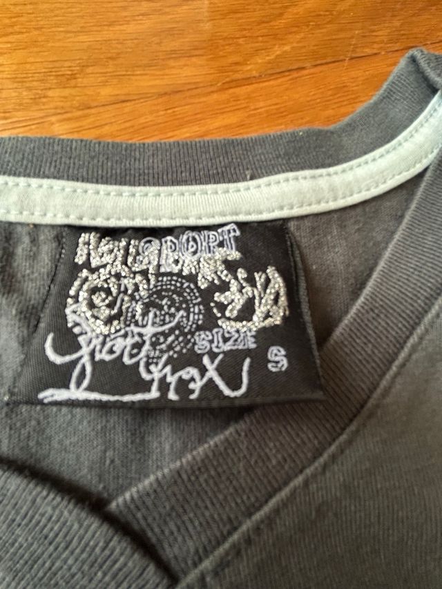 T-shirt decote discreto em V e grafismo diferente