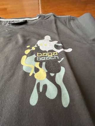 T-shirt decote discreto em V e grafismo diferente