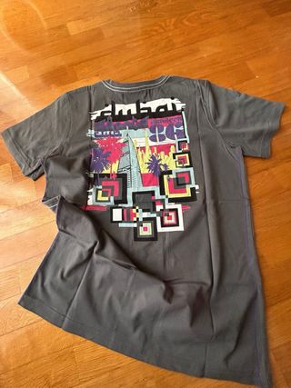 T-shirt decote discreto em V e grafismo diferente