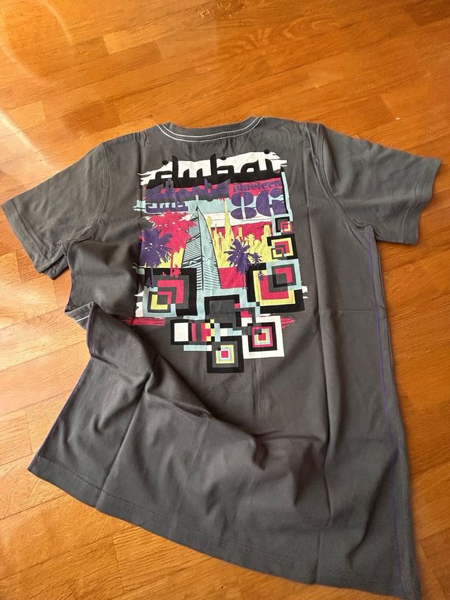 T-shirt decote discreto em V e grafismo diferente