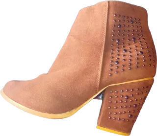 Botines marrones con tachuelas