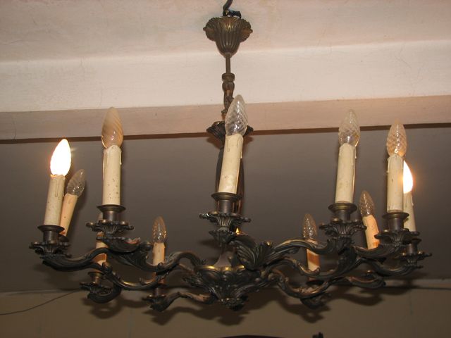 Lampadario in ottone con dettagli dorati