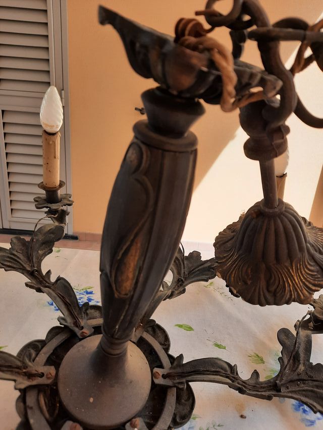 Lampadario in ottone con dettagli dorati