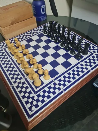 Tablero de ajedrez de cerámica azul y blanco