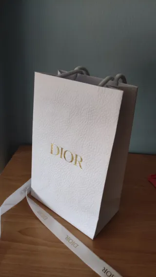 Bolsa de regalo Dior blanca con cinta dorada