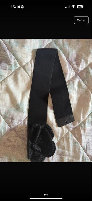 Cinturón negro con flor