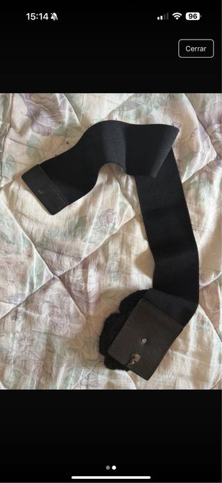 Cinturón negro con flor