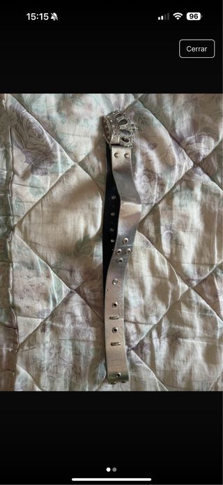 Cinturón plateado con hebilla de corona