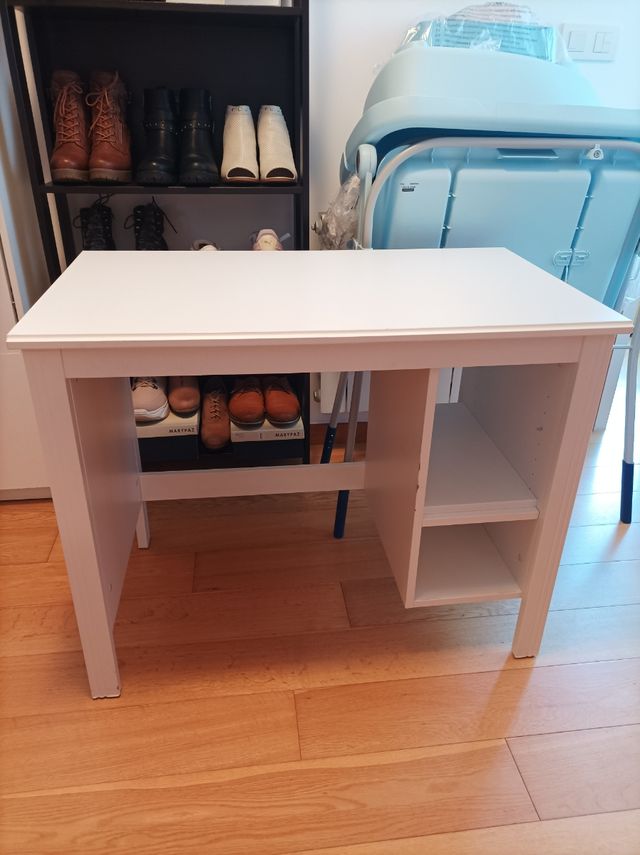 Escritorio infantil madera y blanco. Buen estado.