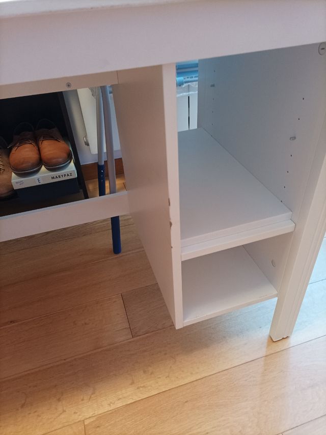 Escritorio infantil madera y blanco. Buen estado.