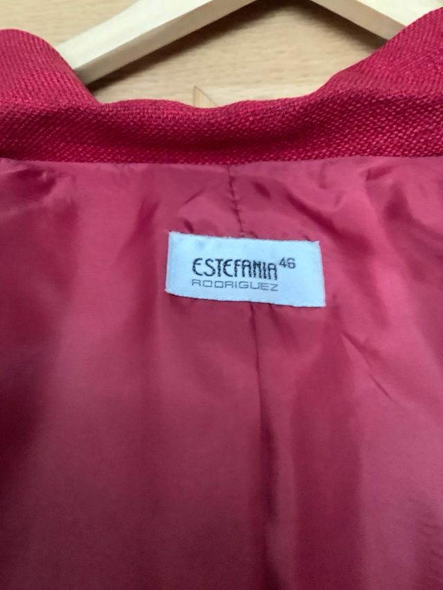 Traje de chaqueta y falda color rojo guinda.