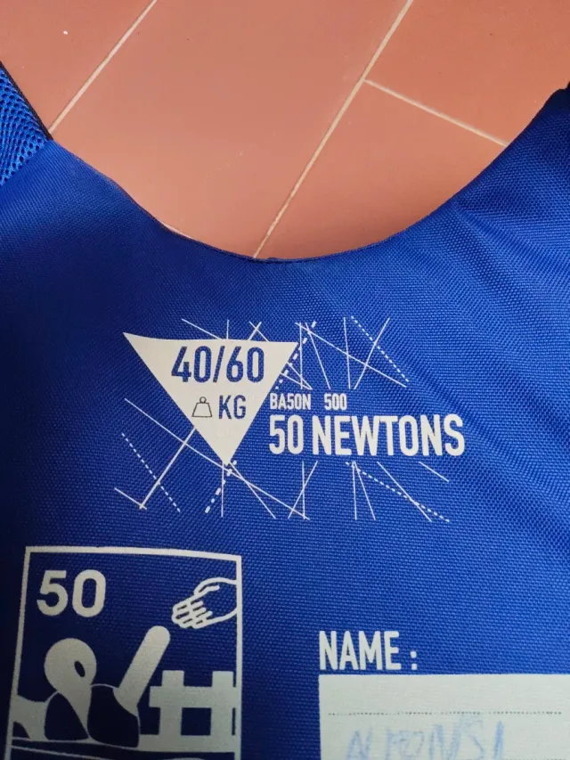 Chaleco salvavidas azul y negro