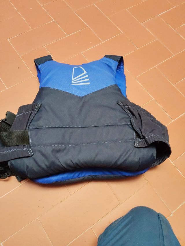 Chaleco salvavidas azul y negro