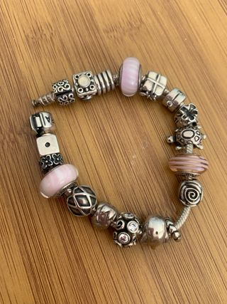 Pulsera Pandora con 18 charms
