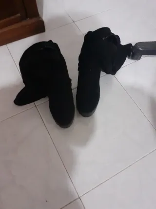 Stivali neri alti al ginocchio con tacco