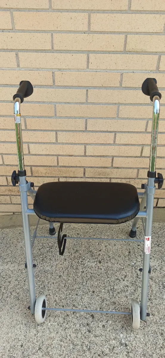 Andador ligero plegable con asiento y ruedas casi 