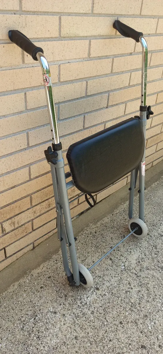 Andador ligero plegable con asiento y ruedas casi 