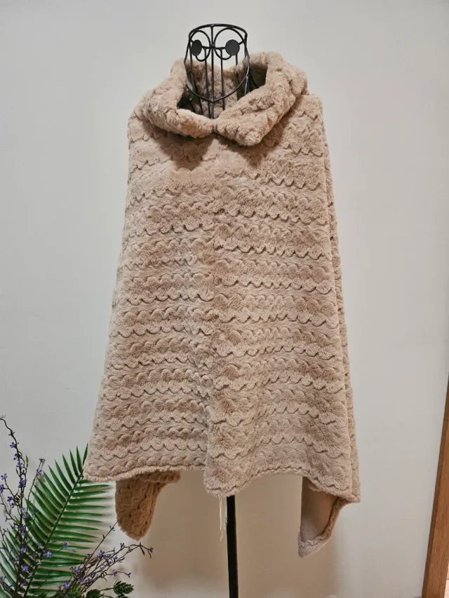 Poncho bege em pelo sintético