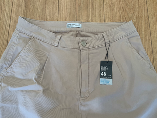shorts pantalón corto chino beige con etiqueta