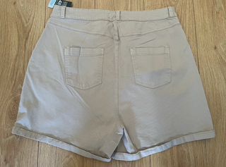 shorts pantalón corto chino beige con etiqueta