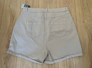 shorts pantalón corto chino beige con etiqueta