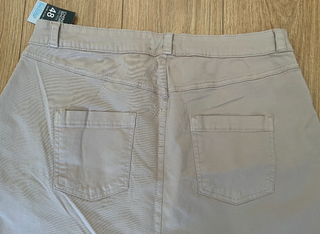 shorts pantalón corto chino beige con etiqueta