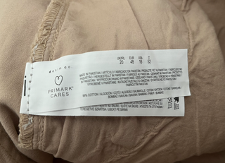 shorts pantalón corto chino beige con etiqueta