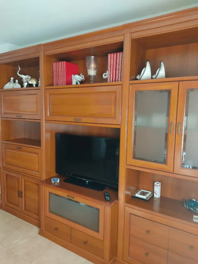 Mueble de salón de madera y cristal