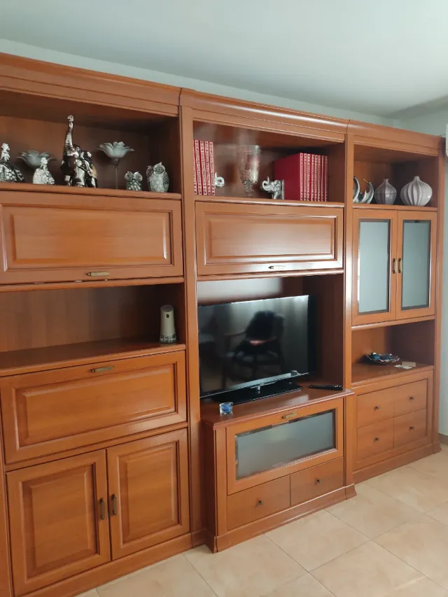 Mueble de salón de madera y cristal