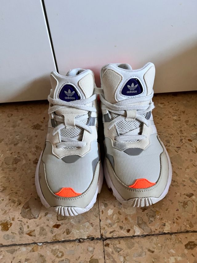 Zapatillas Adidas Blancas y Naranja