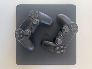 Play Station 4 Slim + 2 mandos