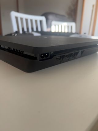 Play Station 4 Slim + 2 mandos