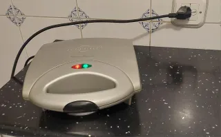 Sandwichera Moulinex plateada