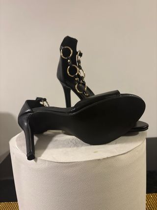 Sandalias de tacón con aros dorados