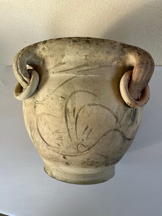 Vecchio orcio in terracotta con manici