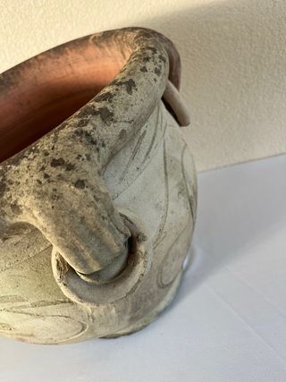 Vecchio orcio in terracotta con manici